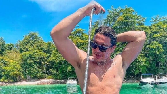 Wesley Safadão mostra corpo definido em banho de mangueira e provoca: 'Tá calor'