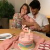 Nathalia Dill faz foto com filha recém-nascida