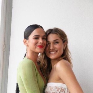 Bruna Marquezine tietou a amiga Sasha Meneghel ao saber do noivado dela com cantor