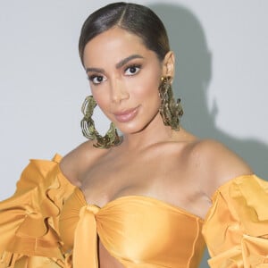 Anitta vai se isolar com nove convidados em ilha para reality