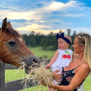 Filha de Ana Paula Siebert e Roberto Justus, Vicky estranhou ao conhecer um cavalo