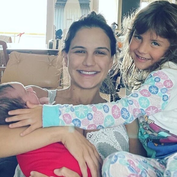 Kyra Gracie revela rosto do filho e web aponta semelhança com a irmã, Ayra