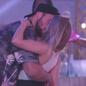 'BBB 21': Carla Diaz e Arthur ficaram pela primeira vez na festa do Líder