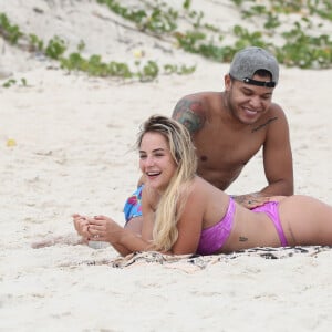 Gabi Martins e Tierry se divertiram em dia de praia