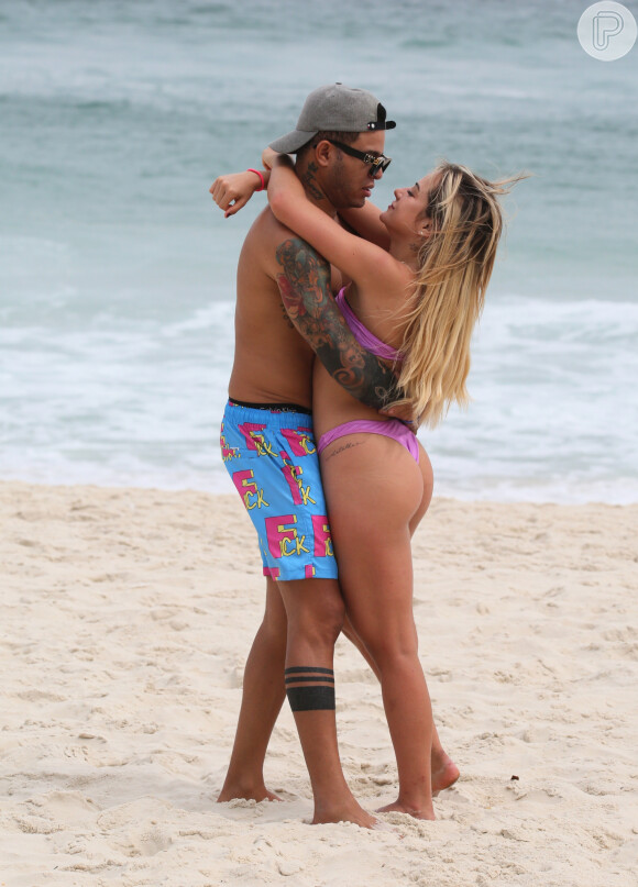 Gabi Martins e Tierry trocaram carinhos na areia de praia no Rio de Janeiro