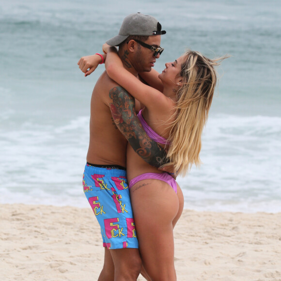 Gabi Martins e Tierry trocaram carinhos na areia de praia no Rio de Janeiro