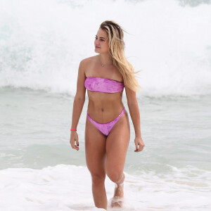 Gabi Martins escolheu biquíni strapless rosa