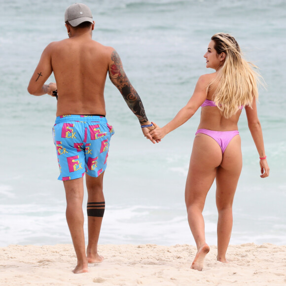 Gabi Martins e Tierry caminharam de mãos dadas na praia