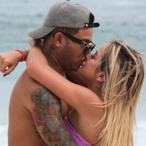 Gabi Martins aposta em biquíni rosa e troca beijos com Tierry em praia. Fotos!