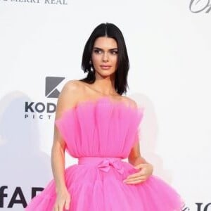 Kendall Jenner postou fotos de microbiquíni em ensaio para o Valentine's Day