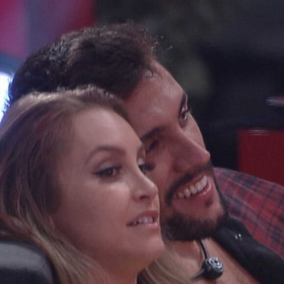 'BBB 21': Carla Diaz indicou fim na relação com Arthur. 'Nunca foi casal'