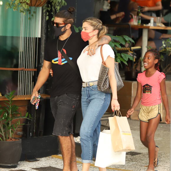 Caio Castro e Grazi Massafera são clicados abraçados ao deixarem restaurante em São Paulo, nesta terça-feira, 16 de fevereiro de 2021