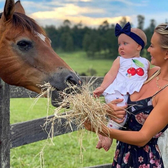 Ana Paula Siebert faz aniversário de 33 anos