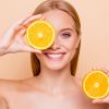 Vitamina C pra já! Veja benefícios e produtos com o ativo para corpo, cabelos e rosto