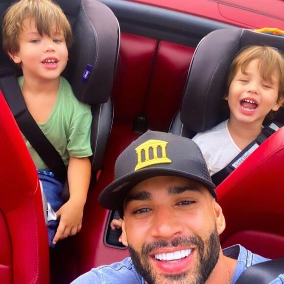 Filhos de Gusttavo Lima se divertem em ferrari conversível do cantor