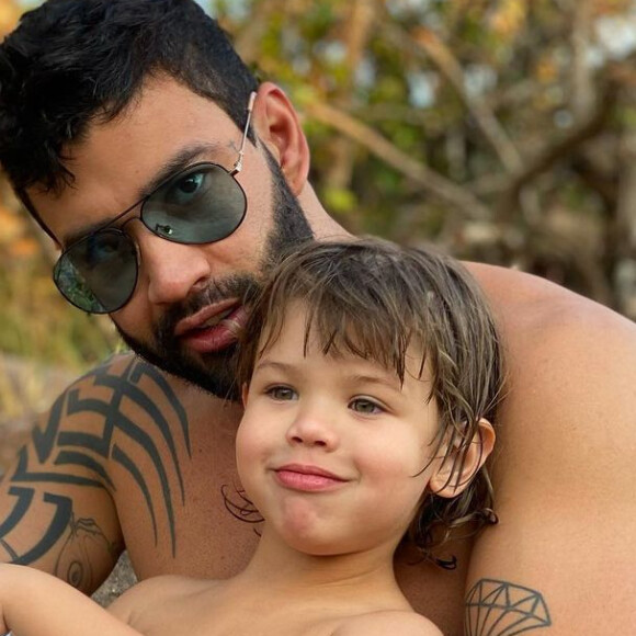 Filhos de Gusttavo Lima brincam em Ferrari do pai e avisam: 'Partiu'