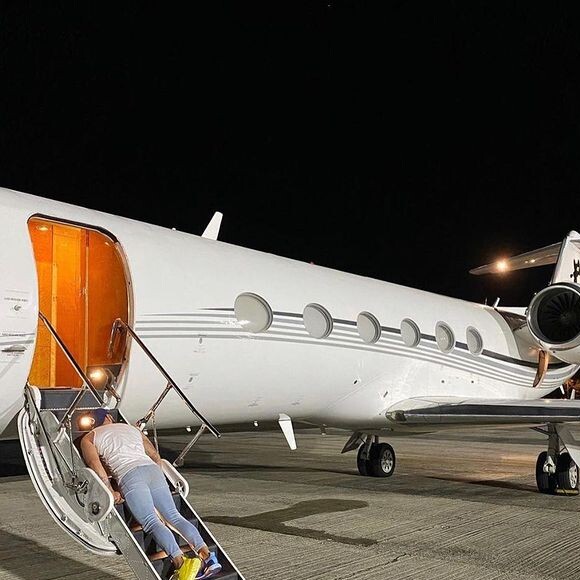 Gusttavo Lima brinca com os filhos em Ferrari