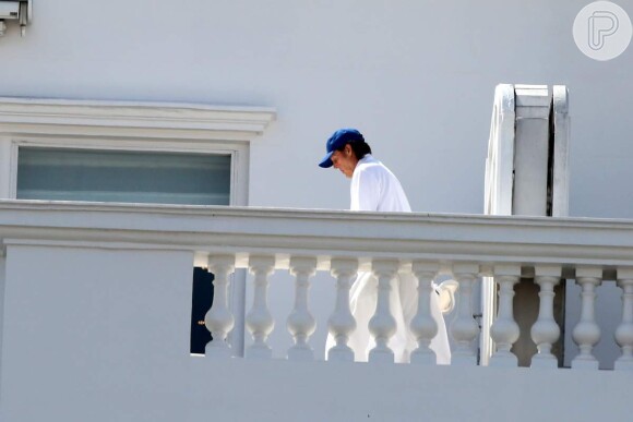 Paul McCartney toma sol na varanda do Copacabana Palace após sua mulher lhe passar protetor solar, no Rio