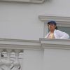 Paul McCartney toma sol na varanda do Copacabana Palace após sua mulher lhe passar protetor solar, no Rio