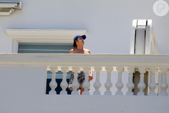 Sem camisa, Paul McCartney toma banho de sol na sacada do Copacabana Palace