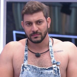 No 'BBB 21', Caio leva tombo em festa e preocupa