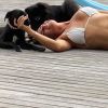 Giovanna Antonelli exibe boa forma ao brincar com pet em foto