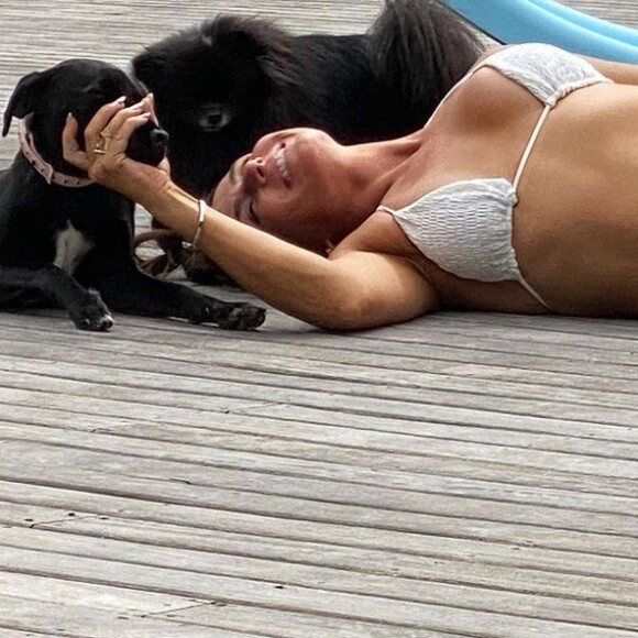 Giovanna Antonelli exibe boa forma ao brincar com pet em foto