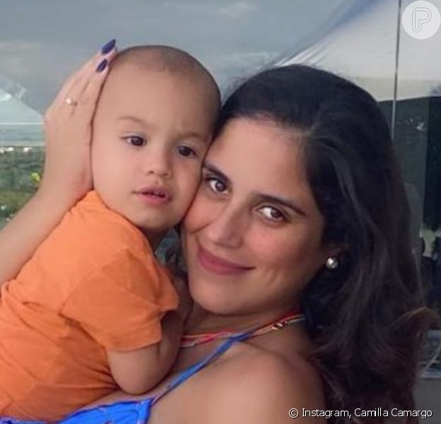 No fim da segunda gravidez, Camilla Camargo ganhou carinho na barriga do filho, Joaquim