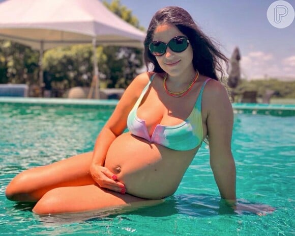 No fim da segunda gravidez, Camilla Camargo exalta as novas curvas com fotos de biquíni