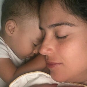 No fim da segunda gravidez, Camilla Camargo posou com o filho, Joaquim