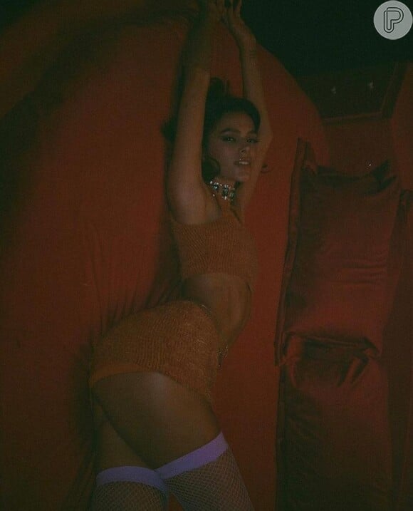 Bruna Marquezine usa meia-arrastão, saia curta e top em ensaio sexy