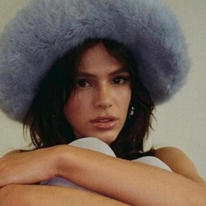 Bruna Marquezine investe em meia-alça e dispensa sutiã em look