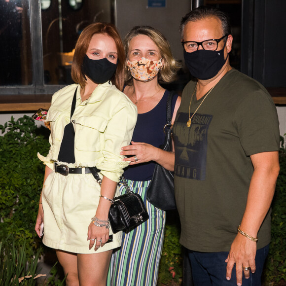 Larissa Manoela investe em look estiloso para passeio em família