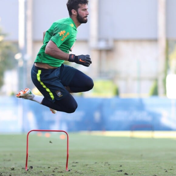 Alisson e Muriel Becker recebem apoio de clubes por morte do pai