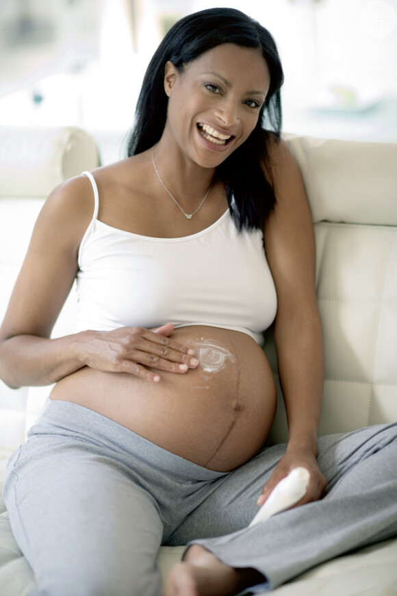 Estrias podem surgir durante a gravidez no corpo feminino