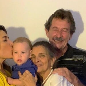Giselle Itié com o filho, Pedro Luna, os pais, e os irmãos na festa intimista de Pedro Luna