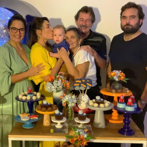 Giselle Itié com o filho, Pedro Luna, os pais, e os irmãos na festa intimista de Pedro Luna