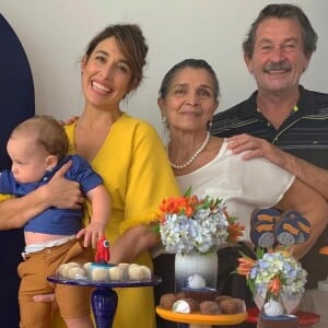 Giselle Itié com os pais na festa de 1 ano do filho, Pedro Luna