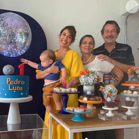 Giselle Itié com os pais na festa de 1 ano do filho, Pedro Luna
