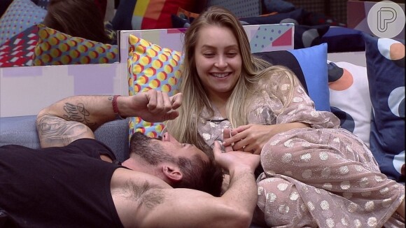 Carla Diaz beijou Arthur ao voltar ao 'BBB 21'