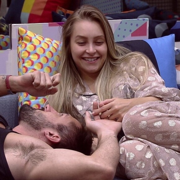 Carla Diaz beijou Arthur ao voltar ao 'BBB 21'