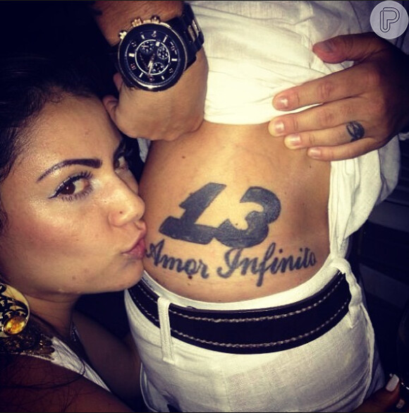Thammy Miranda prefere tatuagens em traço preto. Nesta foto, Linda Barbosa, namorada da atriz, dá um beijinho no desenho