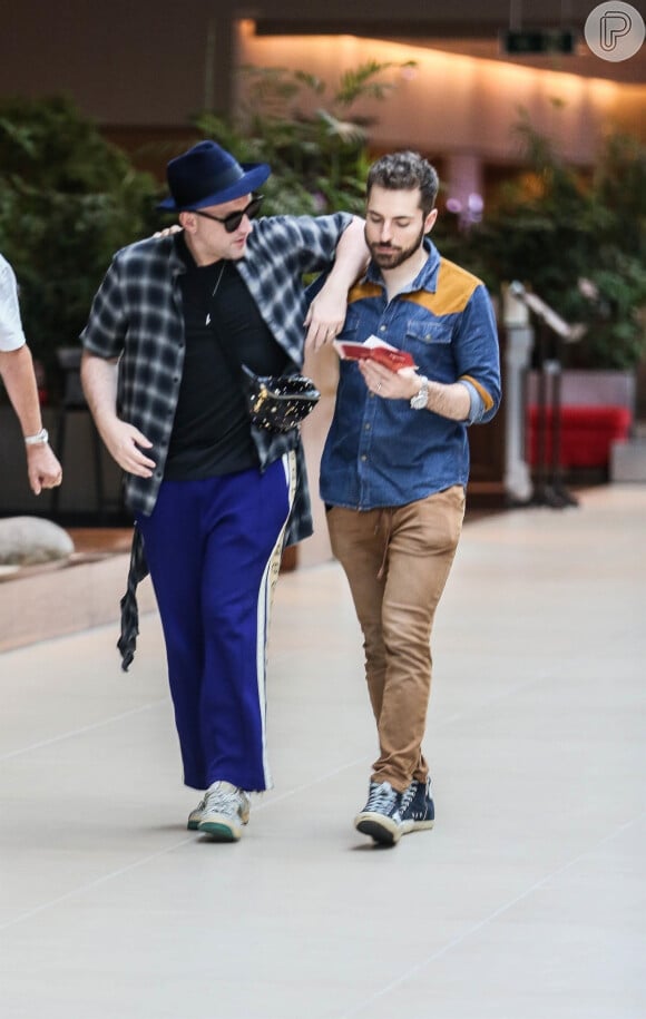 Paulo Gustavo ao lado do marido Thales Bretas durante passeio por shopping