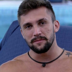 'BBB 21': Arthur falou em marcar 'reunião' com Carla Diaz fora do reality