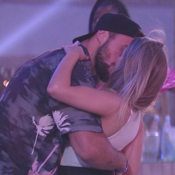 'BBB 21': Carla Diaz e Arthur se beijaram e engataram romance no reality