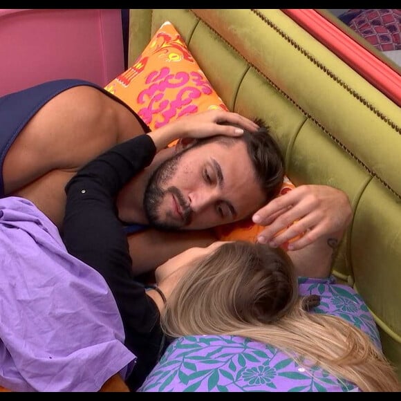 'BBB 21': Arthur quer encontro com Carla Diaz e Caio aponta paixão de 'brother'. 'Arriou pneus'