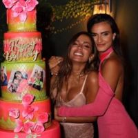 Anitta comemora aniversário em jantar com família e amigos em Miami