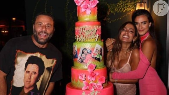 Anitta faz 28 anos e comemora aniversário com jantar em balada de Miami, nos Estados Unidos