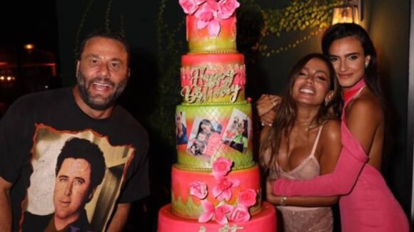 Anitta comemora aniversário em jantar com família e amigos em Miami
