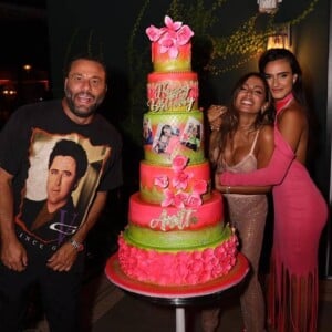 Anitta fez jantar de aniversário em Miami, organizado pelos amigos Dave e Isabela Grutman